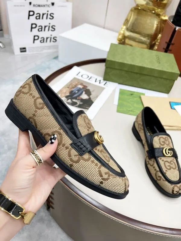 👟👟Ex-factory price 440👟👟 2022 new G family classic design loafers, made of V-shaped quilted effect leather, double G monogram evolved from Gucci, calf leather, mixed sheepskin lining, heel height 1.5 cm, original molded wear-resistant Tpu outsole. Code number 35-42,